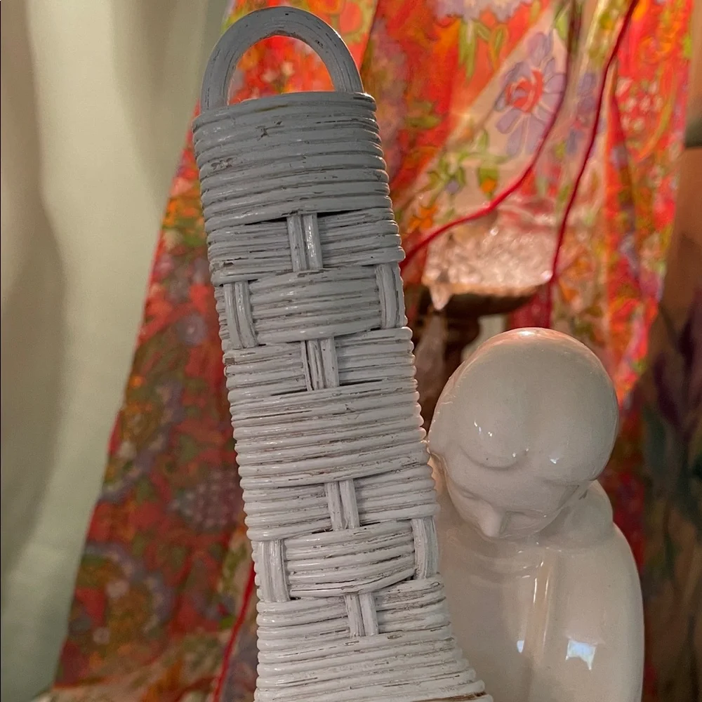 Vintage White Wicker Hand Mirror Women’s Vanity Mirror Hong Kong